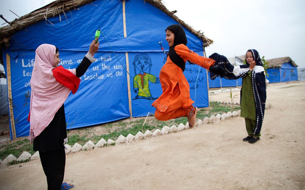 Im Jalozai-Camp können die Mädchen und Jungen zur UNICEF-Schule gehen.