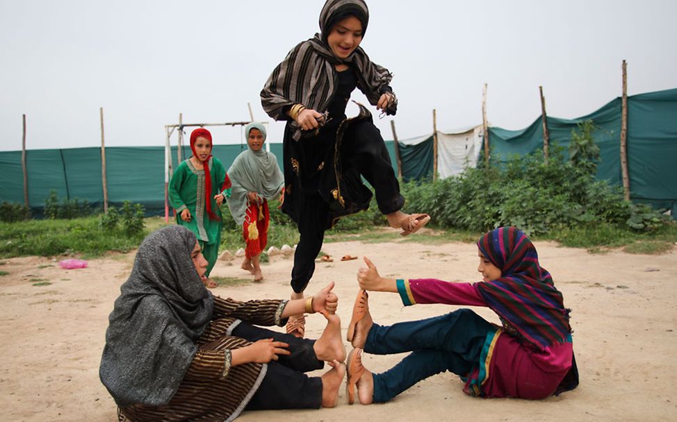 Kinder beim Spielen in der Nähe von Peshawar, Pakistan.