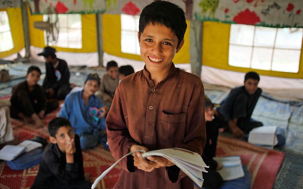 Ein Junge liest in einer Schule in der Nähe von Peshawar, Pakistan.