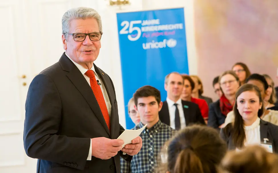 Bundespräsident Gauck mit Jugendlichen im Schloss Bellevue | © UNICEF DT/Julia Zimmermann Bundespräsident Gauck mit Jugendlichen im Schloss Bellevue