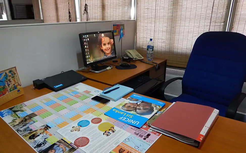 Mein Arbeitsplatz mit dem Einsatzplan | © UNICEF DT/Beate Jung Sri Lanka: Arbeitsplatz im UNICEF Office