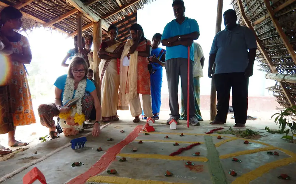Großes Interesse für die Minenkarte | © UNICEF DT/Beate Jung Sri Lanka: Großes Interesse für die Minenkarte