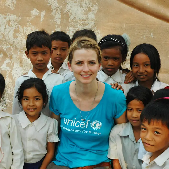 Eva Padberg besucht "Wasser wirkt"-Projekte | © UNICEF/Claudia Berger Eva Padberg: Besuch von UNICEF-Projekten in Kambodscha