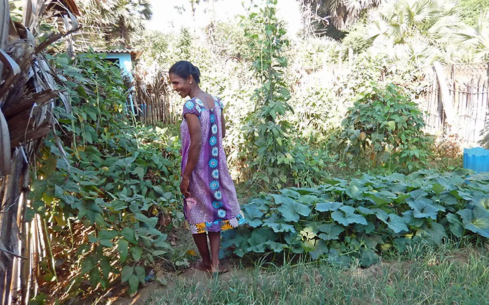 Mary Rita in ihrem Garten. | © UNICEF DT/2015/Beate Jung Sri Lanka: Mary Rita in ihrem Garten.