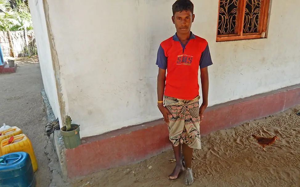 Kavitharan vor seinem Haus. | © UNICEF DT/2015/Beate Jung Sri Lanka: Kavitharan vor seinem Haus.