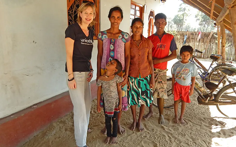 UNICEF-Mitarbeiterin Beate Jung mit Mary Rita und ihren Kindern. | © UNICEF DT/2015/Beate Jung Sri Lanka: UNICEF-Mitarbeiterin Beate Jung mit Mary Rita und ihren Kindern.