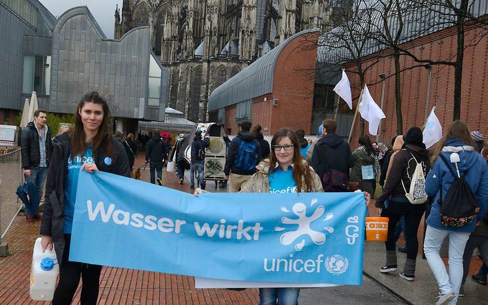 Nach vier Kilometern endet der #WasserMarsch am Kölner Dom