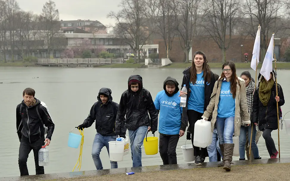 Wasserbehälter sind gefüllt|©UNICEF/Hyou Vielz Wasserbehälter sind gefüllt.