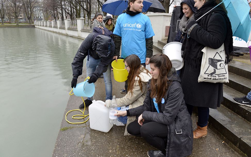 Wasser holen am Aachener Weiher in Köln