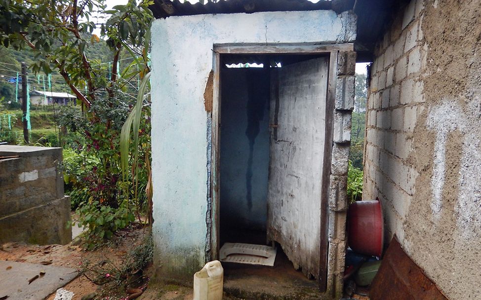 Hinter dem Haus befindet sich die Toilette