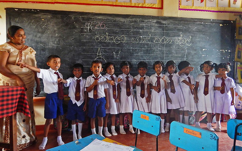 Sri Lanka: Erzieherin und Schüler der Thispanekanda Grundschule.