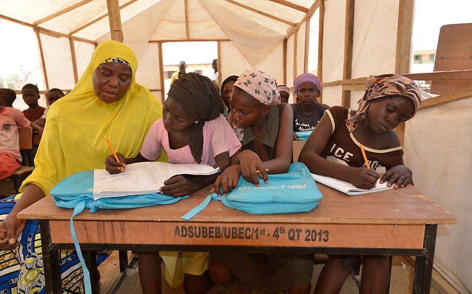 Nigeria: In einer Zeltschule in Yola werden die Kinder unterrichtet.