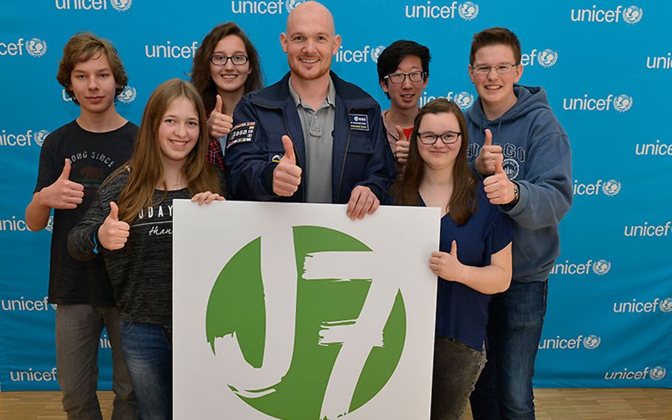 Jugendgipfel J7 2015: Alexander Gerst mit dem deutschen Team