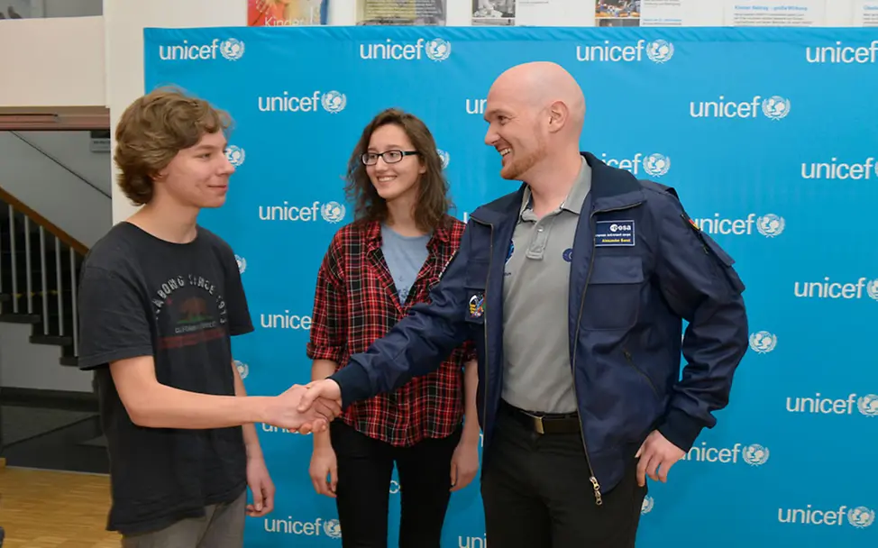 Jugendgipfel J7 2015: David Antonio Zuther, Lilian-June Genzel und Alexander Gerst | © UNICEF/DT2015-21470/Hyou Vielz Jugendgipfel J7 2015: David Antonio Zuther, Lilian-June Genzel und Alexander Gerst