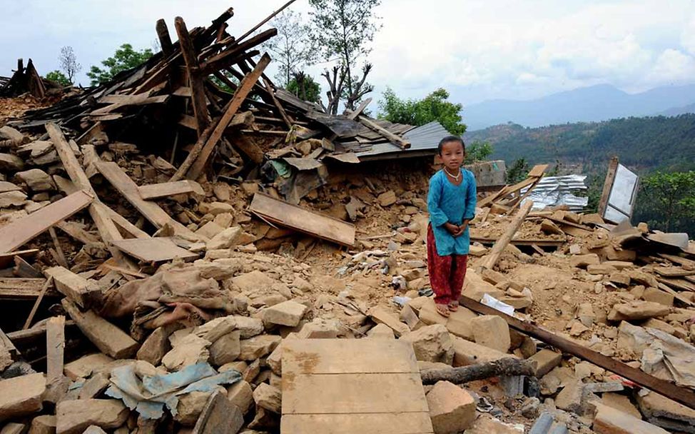 Nepal: Ein Kind steht auf den Trümmern eines durch das Erdbeben zerstörten Hauses.