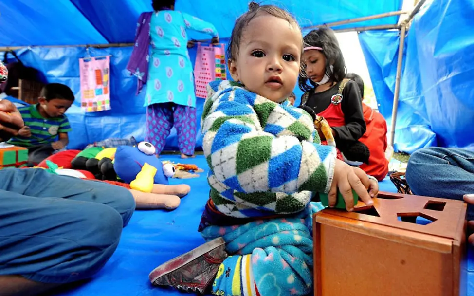Auch für die Kleinsten gibt es Spielzeug | © UNICEF/Karki Erdbeben Nepal: Spielzeug für Kleinkinder