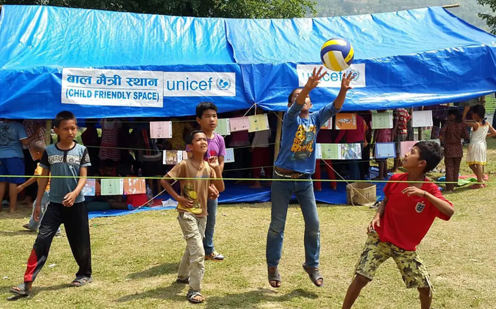 Jungen beim Ballspielen vor dem UNICEF-Zelt | © UNICEF/Page Erdbeben Nepal: Traumatisierte Kinder beim Spielen