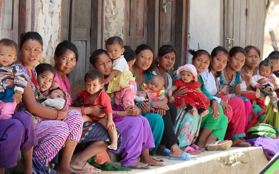 Lange Schlange vor UNICEF-Geburtszelt im Lalitpur-Distrikt | © UNICEF/Newar Erdbeben Nepal: UNICEF-Geburtszelt im Lalitpur-Distrikt
