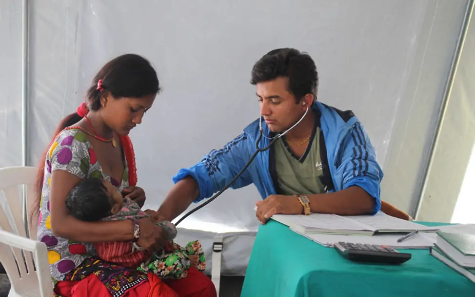 Binod Chaudel bei der Untersuchung im UNICEF-Zelt | © UNICEF/Newar Erdbeben Nepal: Medizinische Untersuchung eines Kindes