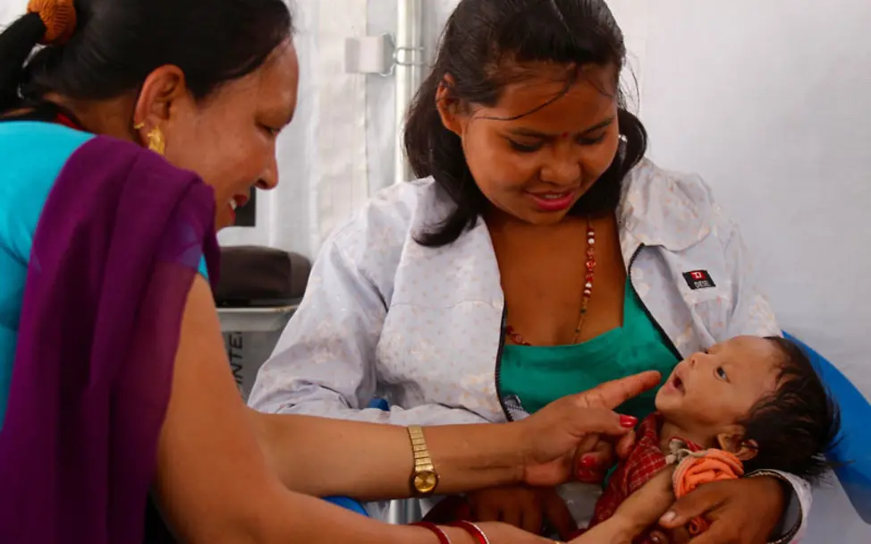 Eine Mutter mit mangelernährter Tochter kommt zur Untersuchung | © UNICEF/Newar Erdbeben Nepal: Mangelernährte Kinder in UNICEF-Gesundheitsstation
