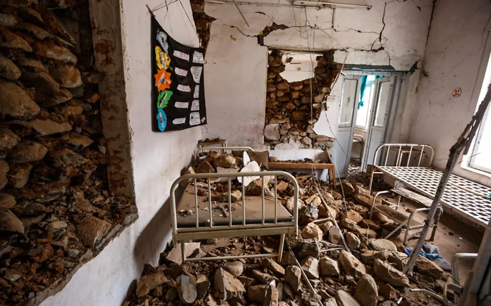 Zerstörtes Zimmer in der Geburtsstation von Bidur | © UNICEF/Zammit Erdbeben Nepal: Zerstörtes Krankenhauszimmer