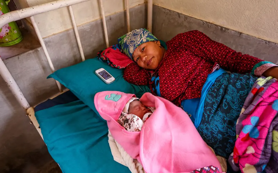 Froh über gelungene Geburt: Patali mit ihrem Sohn | © UNICEF/Zammit Erdbeben Nepal: Mutter neben Kind auf Neugeborenenstation