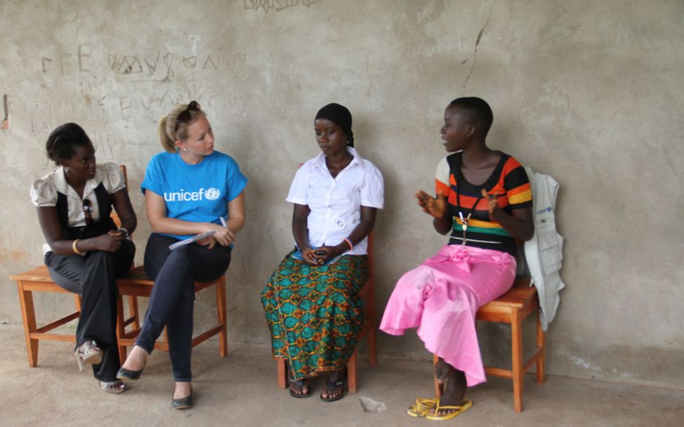 Burundi Krise: UNICEF-Mitarbeiterin Eliane Luthi im Gespräch mit Müttern