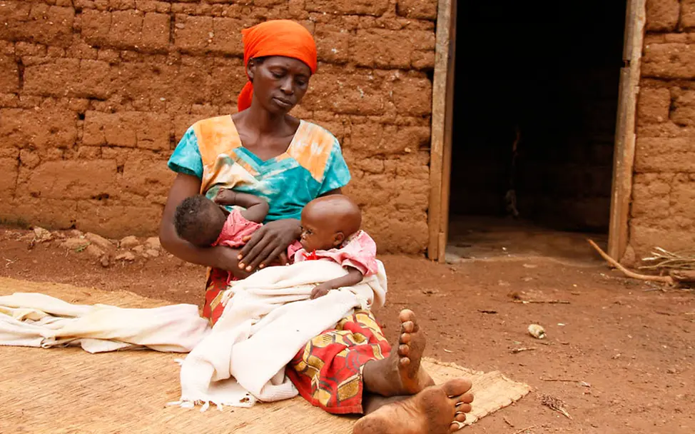 Burundi: Anesie kümmert sich um Kelicia | © UNICEF/Nijimbere Krise in Burundi verschlechtert den Ernährungszustand der Kinder