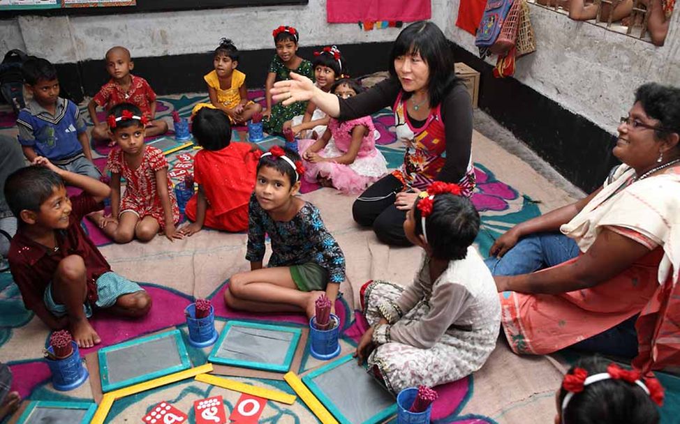 Dank der Bildungsinitiative Let Us Learn lernen Kinder in Bangladesch lesen und schreiben.