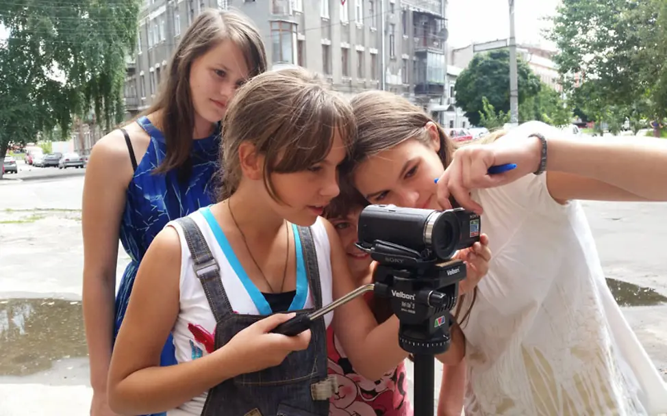 Flüchtlingsmädchen aus Donetsk und Luhansk beim Videodreh | © UNICEF/Chris Schuepp Ukraine: Flüchtlingsmädchen aus Donetsk und Luhansk beim Videodreh