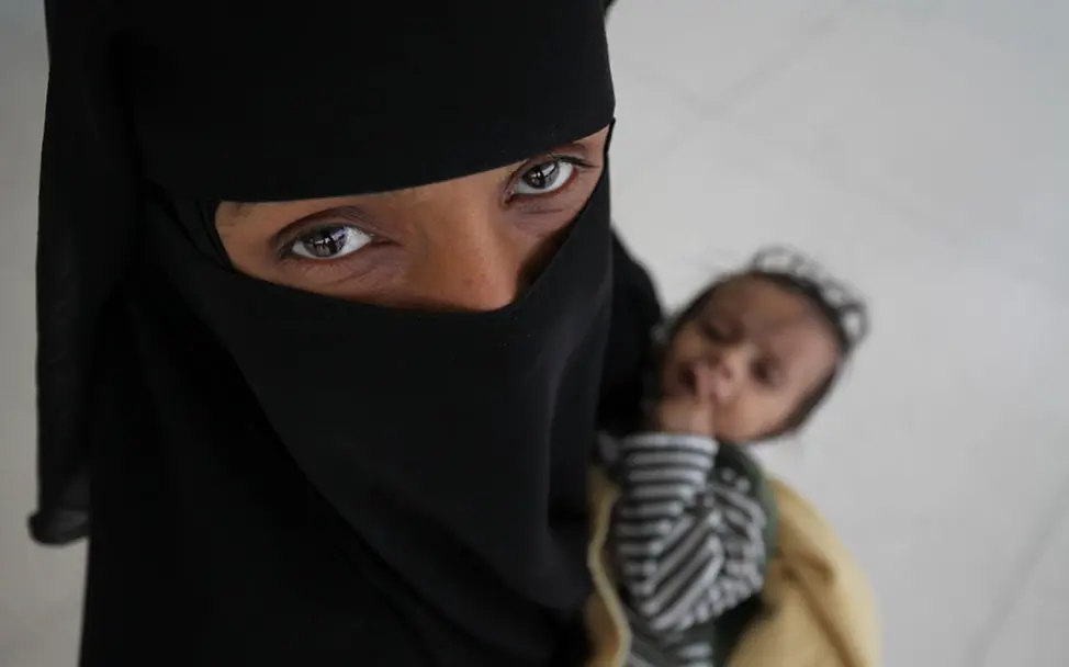 Eine Mutter im Jemen auf der Suche nach einem Arzt für ihr Kind | © UNICEF/Yasin Jemen
