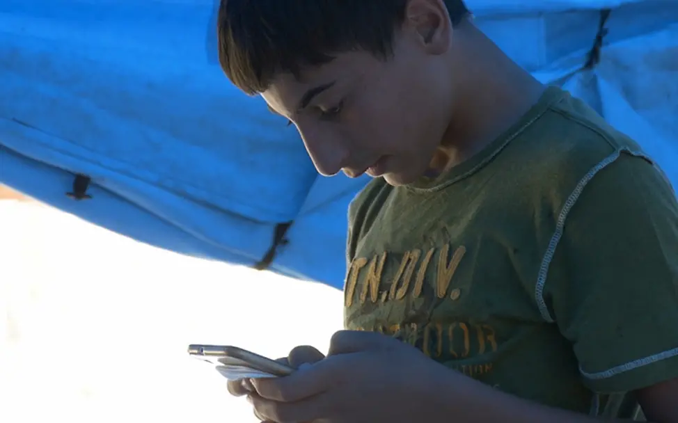 Mobiltelefon als Rettungsseil | © UNICEFMK/Emil Petrov Flüchtlinge in Deutschland: Jehad mit seinem Smartphone
