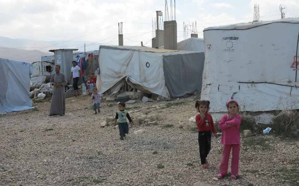Behausungen aus Plastikplanen, Pappe und Holzbrettern | © Maria von Welser Flüchtlingskinder im Libanon: Behausungen aus Plastikplanen, Pappe, Holzbrettern
