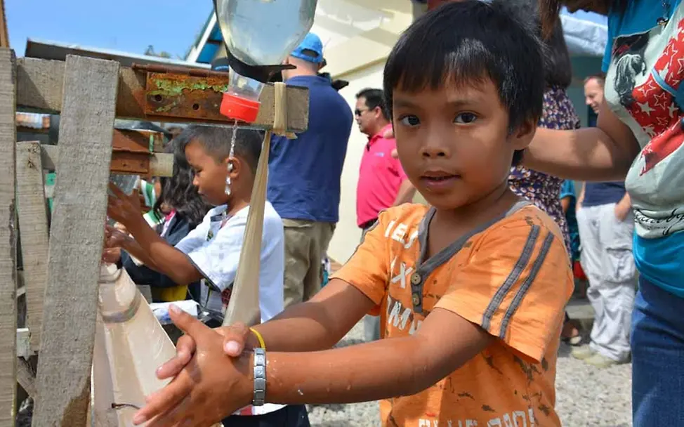 Händewaschen als wichtiger Bestandteil der Hygiene-Erziehung | ©UNICEF/Berger Philippinen: Kinder waschen ihre Hände