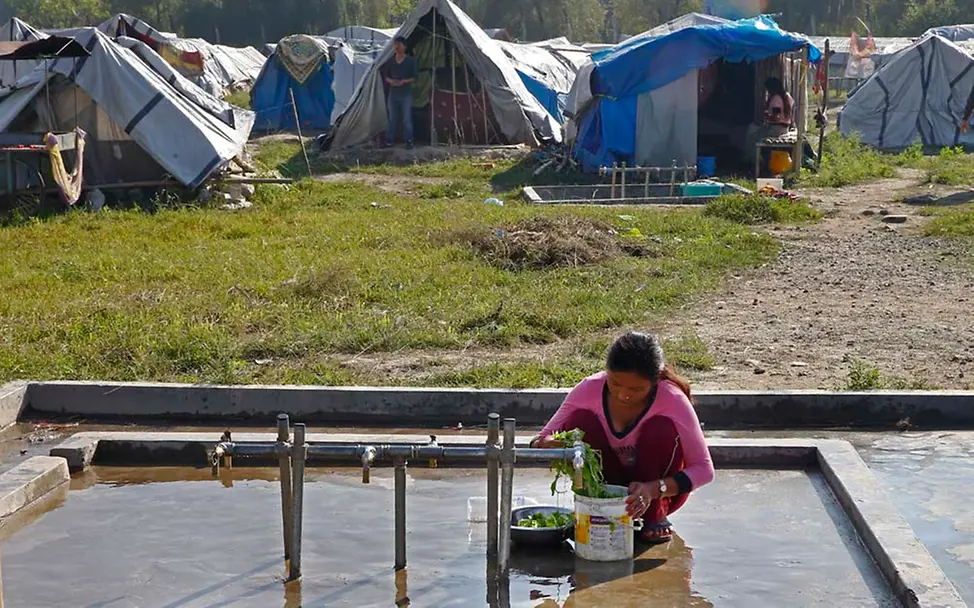 Hunderttausende Menschen in Nepal leben in notdürftig gebauten Unterkünften | © UNICEF/Narendra Shrestha Nepal: Die meisten Notunterkünfte sind nicht winterfest |