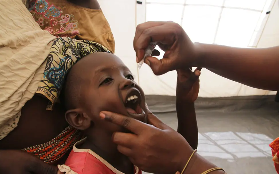 Ein Kind erhält eine Polio-Schluckimpfung | © UNICEF/Pflanz Kampf gegen Polio: Impfungen retten Kinderleben