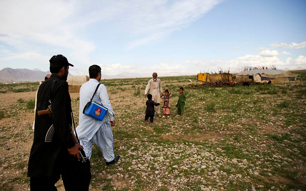 Impfteams in Pakistan ziehen von Haushalt zu Haushalt