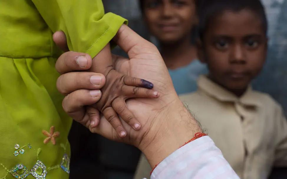 Markrierung nach einer Polio-Impfung| © UNICEF/Pietrasi Nach der Impfung wird der keline Finger des Kindes markiert