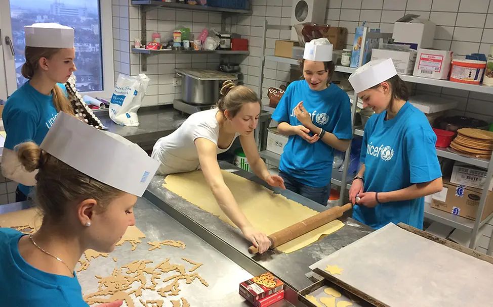 Das JuniorTeam Gießen backt Plätzchen für Kinder. | © UNICEF/DT2014-21484/JuniorTeam Gießen Heldenwoche: Das JuniorTeam Gießen backt Plätzchen für Kinder.