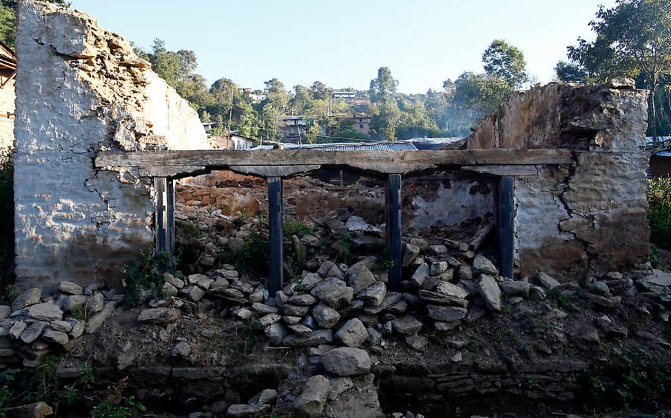 Nepal Erdbeben: zerstörtes Haus in Bhirkot