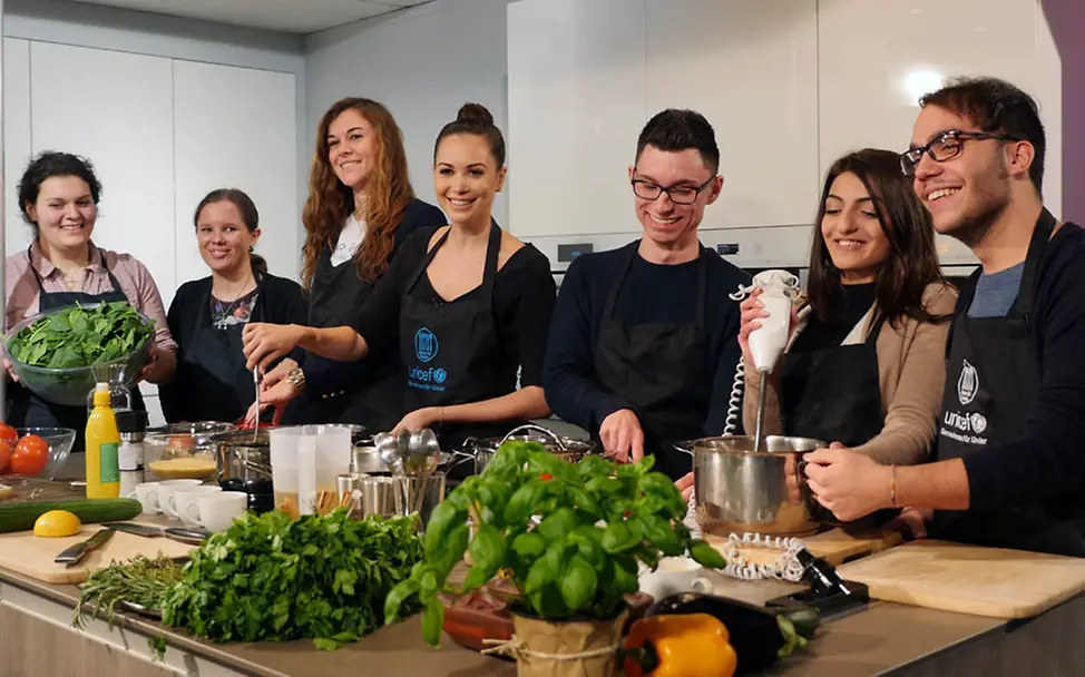 Gemeinsam kochen für den guten Zweck | © UNICEF/Chris Hein Mandy Grace Capristo startet UNICEF-Aktion "Kochen für freunde"