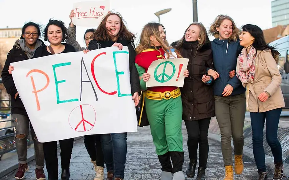 "Superhelden"-Aktion mit WorldWeWant-Teilnehmerinnen | © Thomas Ecke / GIZ WorldWeWant