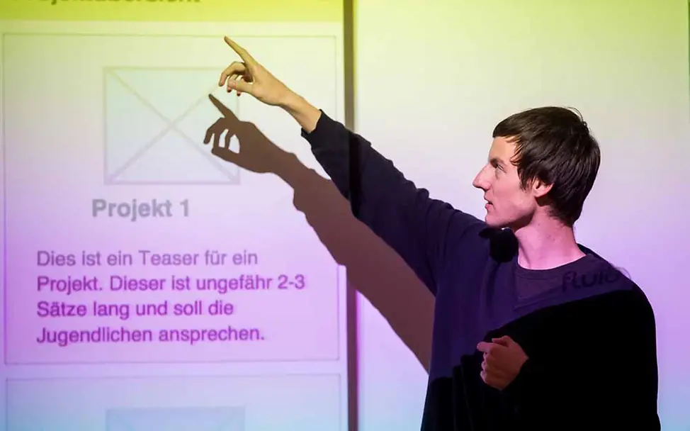 Tom Rix (20) zeigt, wie die App später funktionieren soll | © Thomas Ecke / GIZ WorldWeWant
