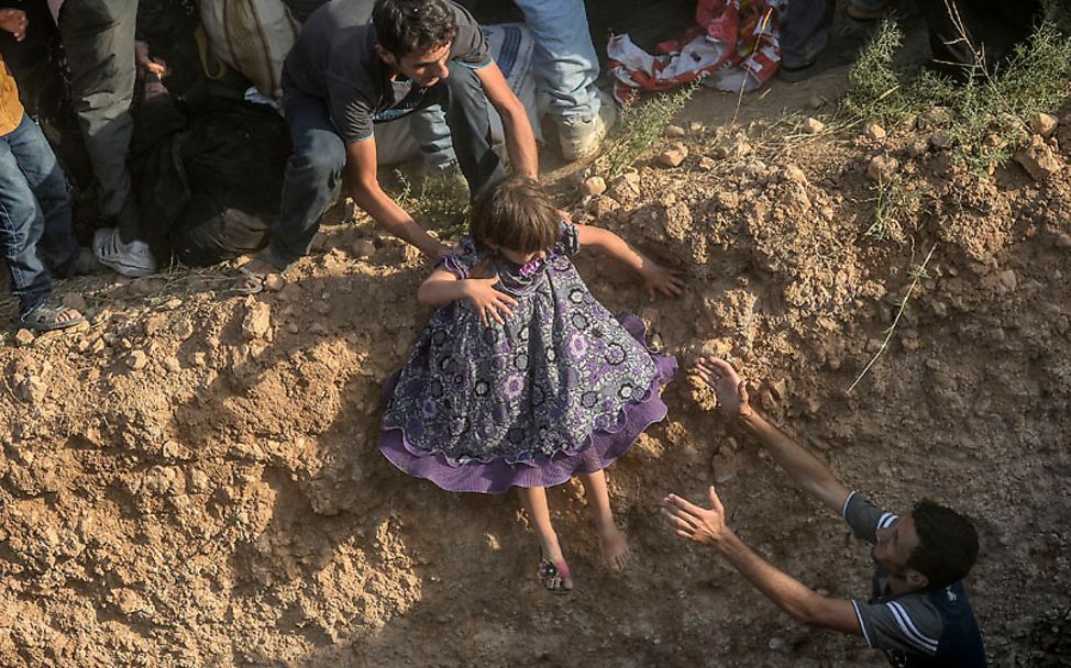 Grenze Syrien/Türkei: Flucht durch den Stacheldraht | © Bülent Kiliç/AFP