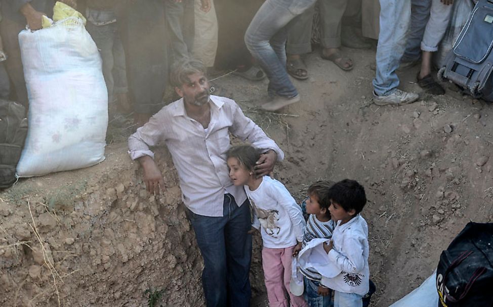 Grenze Syrien/Türkei: Flucht durch den Stacheldraht | © Bülent Kiliç/AFP