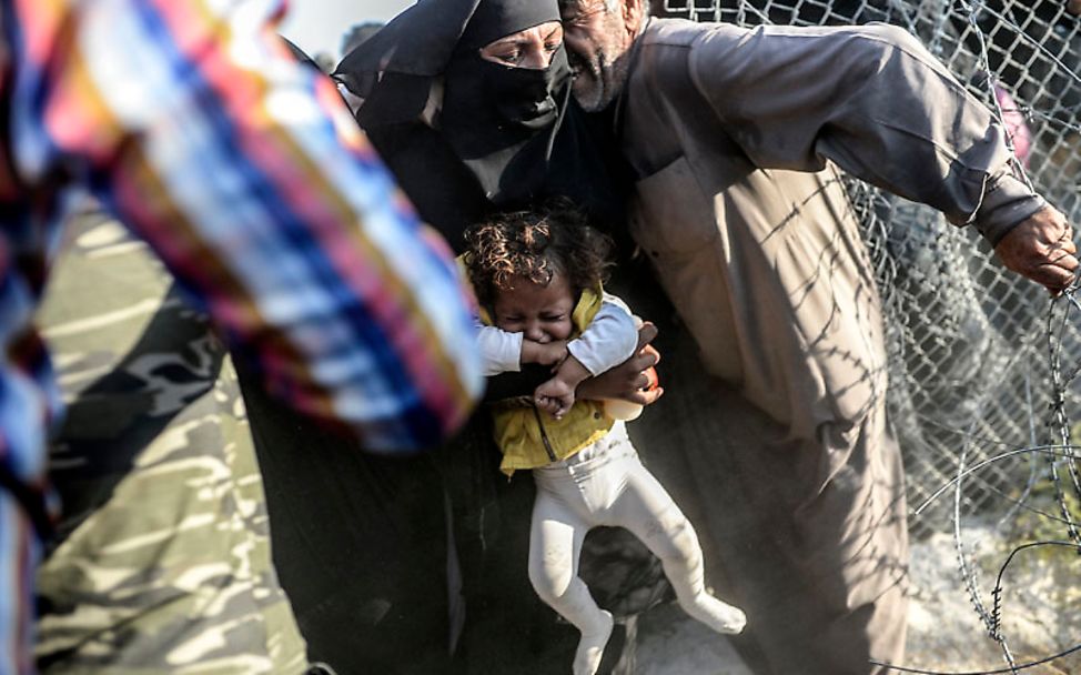 Grenze Syrien/Türkei: Flucht durch den Stacheldraht | © Bülent Kiliç/AFP