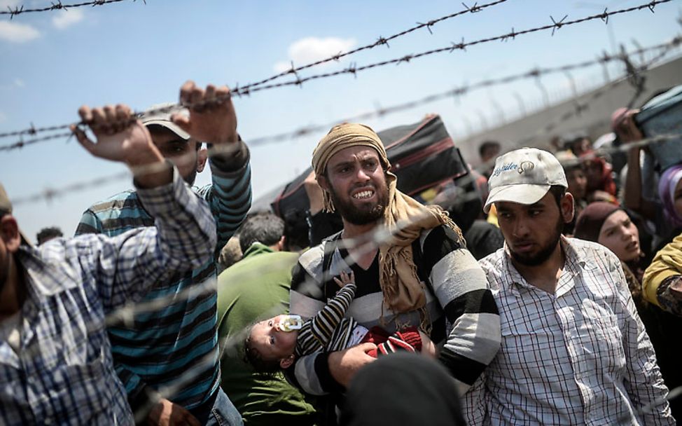 Grenze Syrien/Türkei: Flucht durch den Stacheldraht | © Bülent Kiliç/AFP