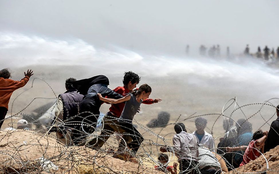 Syrian-Turkish border: Through barbed wire | © Bülent Kiliç/AFP