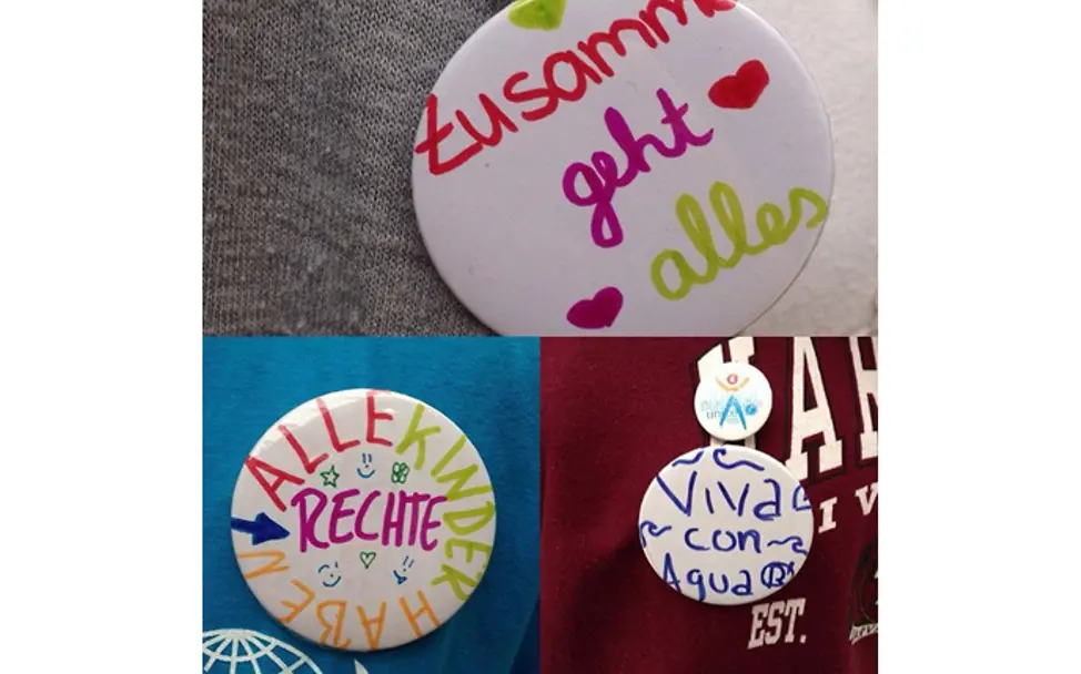 Das JuniorTeam Freiburg gestaltete Buttons. | © UNICEF Freiburg/2015 Das JuniorTeam Freiburg gestaltete Buttons.