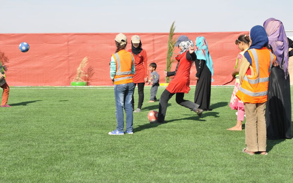 Beim Fußball im Azraq Camp vergisst Rouba ihre Sorgen.